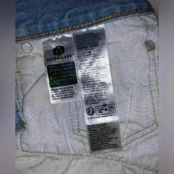 Levi’s denim shorts 501  size W34 - Picture 7 of 7